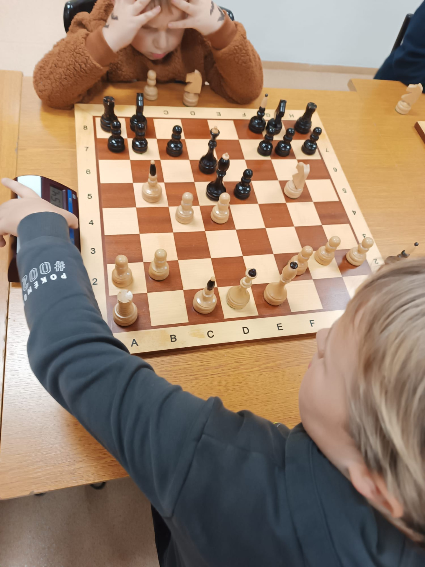 Černý král se vydal doprostřed šachovnice, ale se zlou se potázal