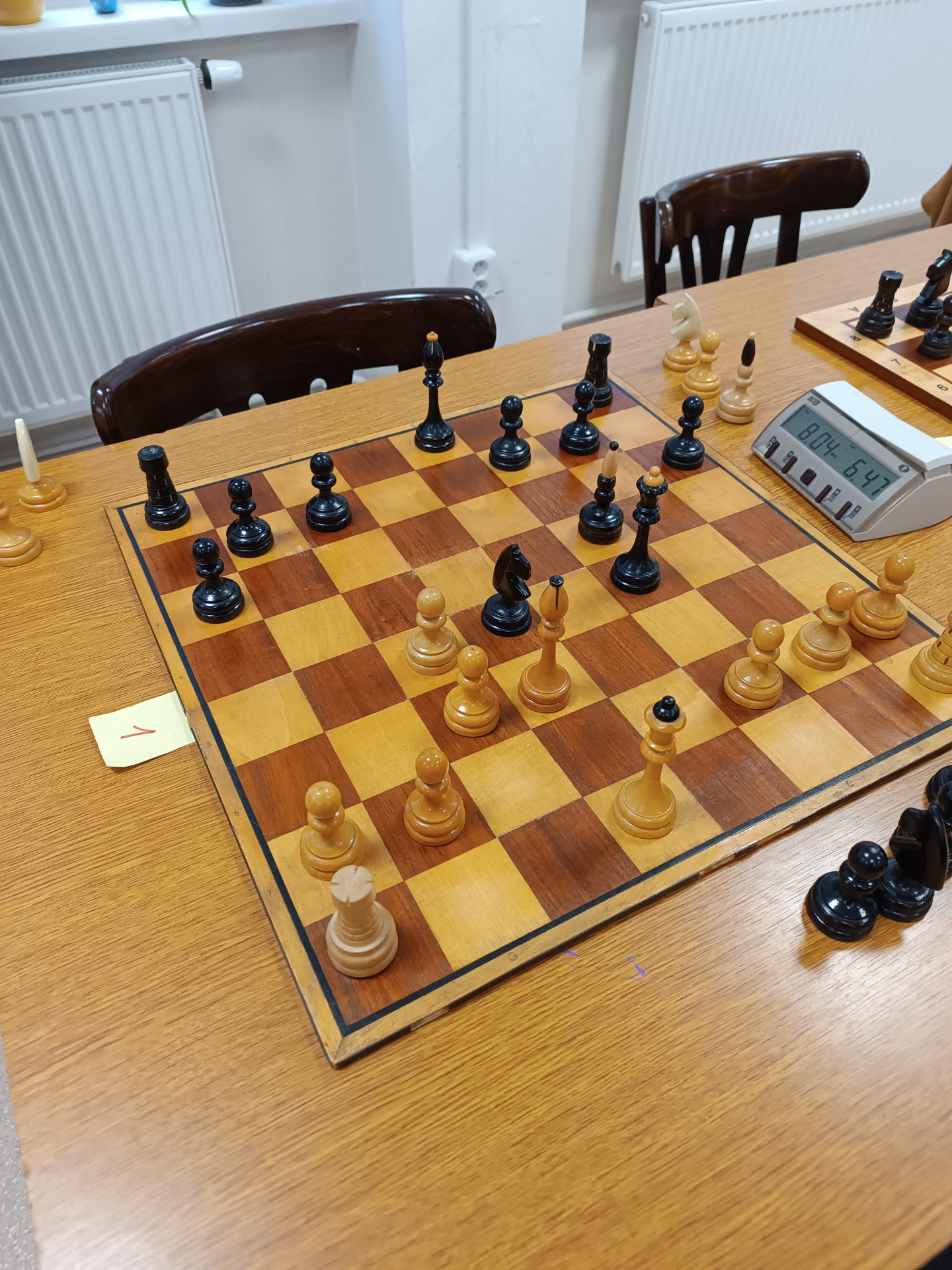 Nebyla nouze ani o krásné matové kombinace - zde bílý král vyrazil do středu šachovnice osamocen a se zlou se potázal