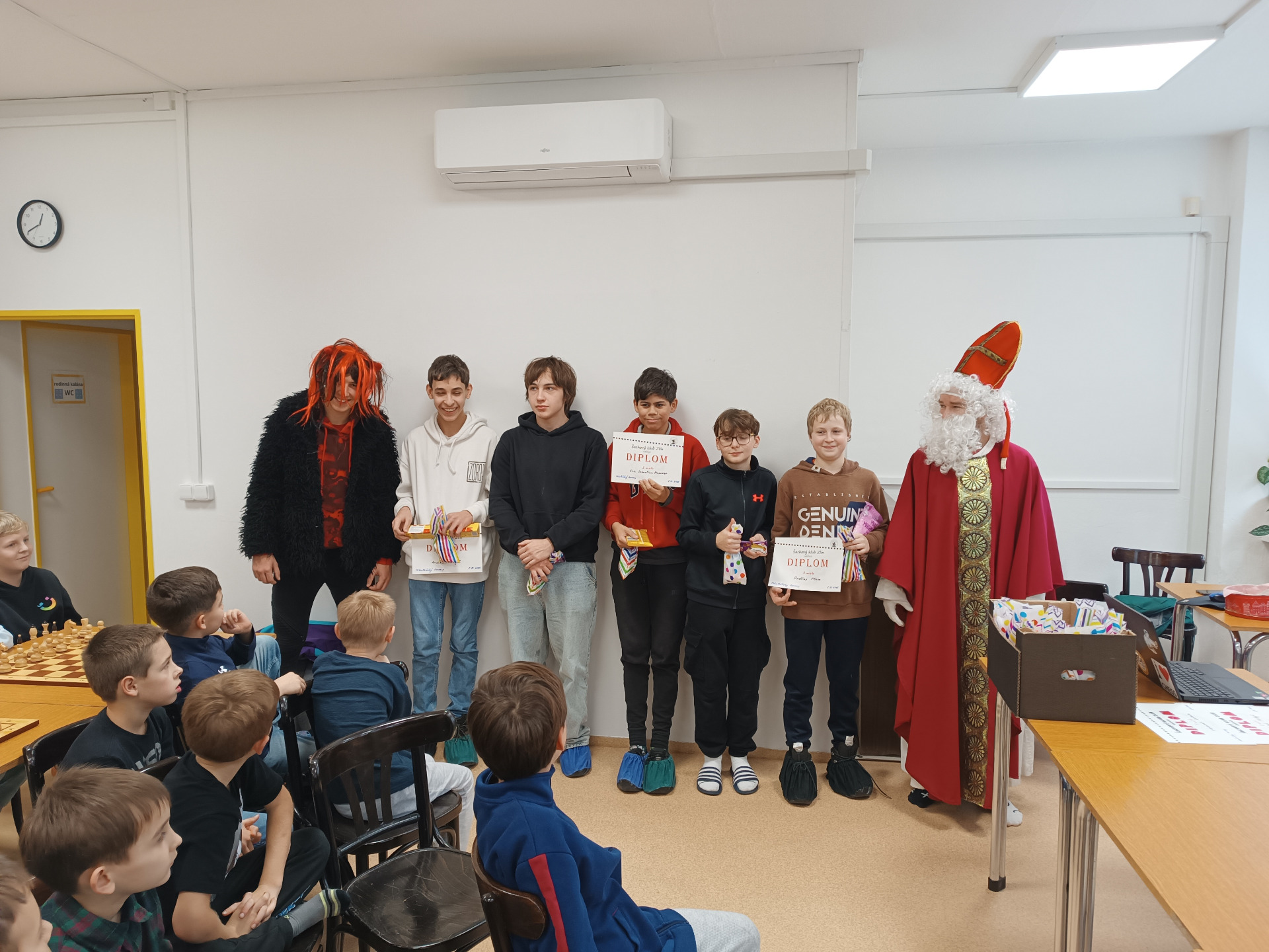 Zleva - Čert, Arsen (1.). Artem (5.), Eric (2.), David (4.) a Ondra (3.) a Mikuláš