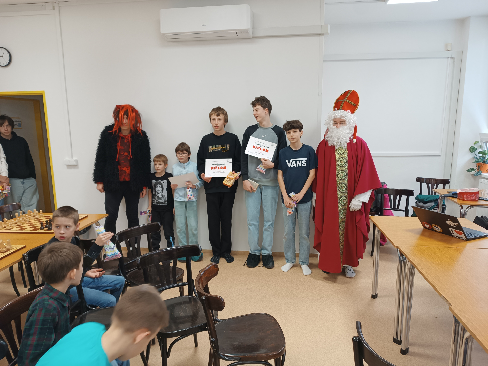 Zleva - Čert, Oliver (5.), Jindra (2.), Alex (1.), Jarda (3.), Teodor (4.) a Mikuláš